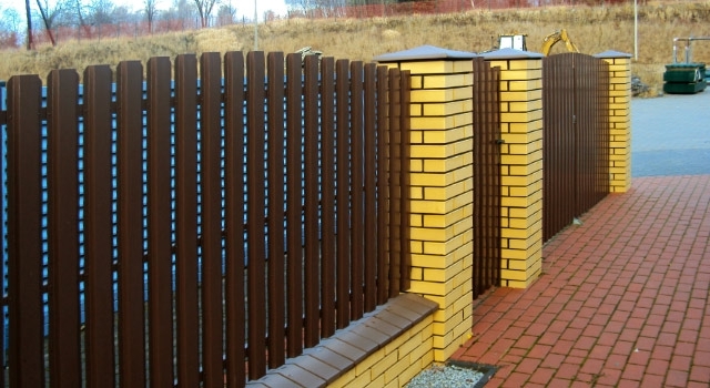 Забор из евроштакетника фото односторонний с кирпичными столбами